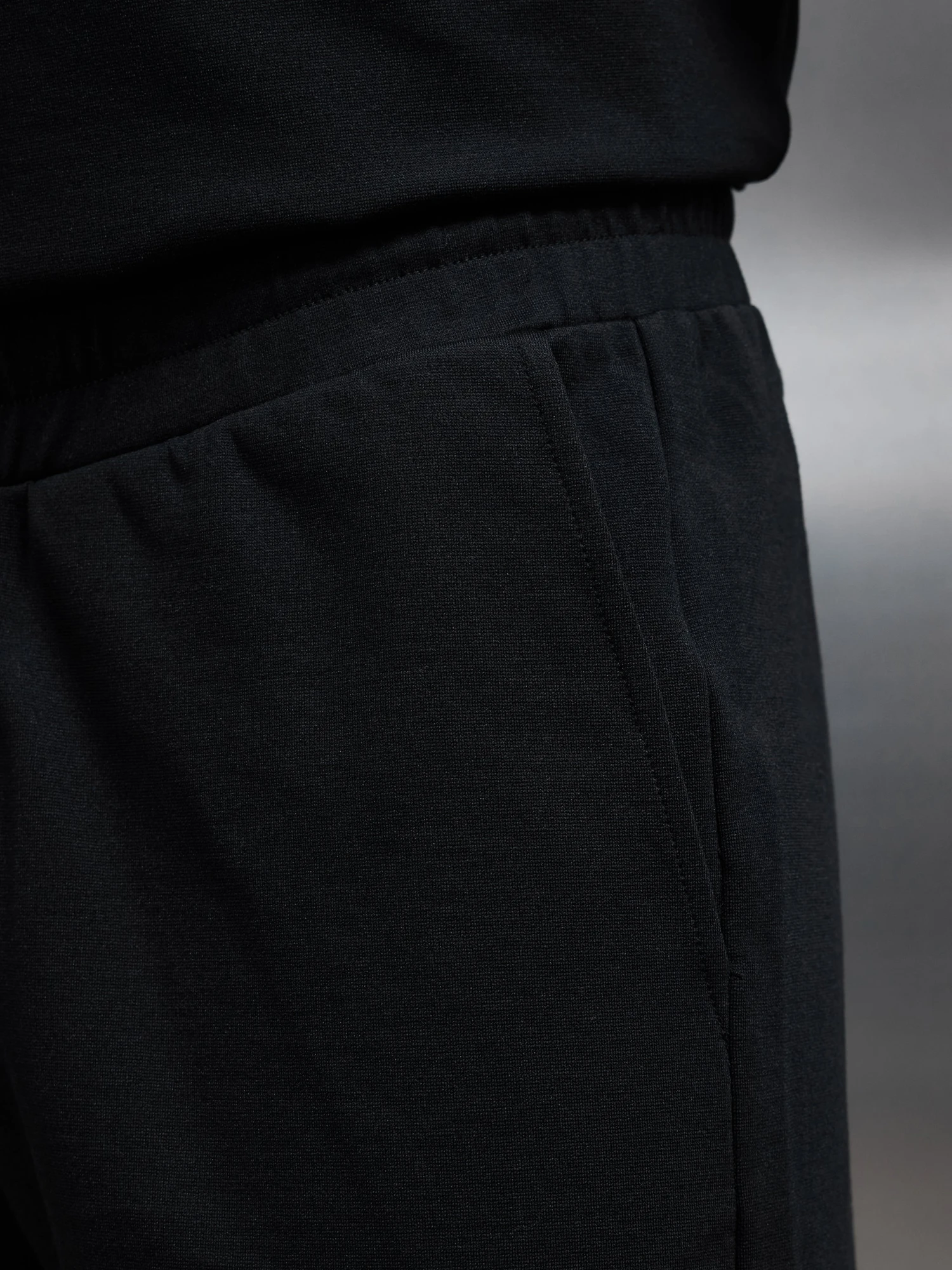 Interlock Relaxed Fit Short In Black 5 Interlock Relaxed Fit Short In Black - Image 3