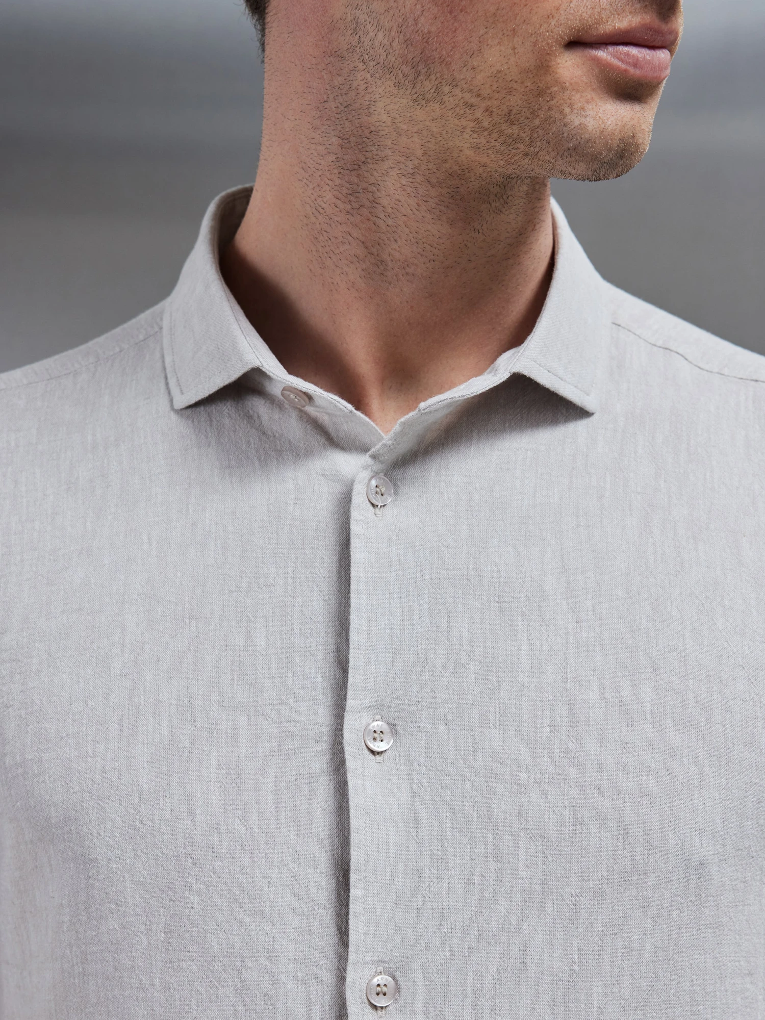 Linen Short Sleeve Cutaway Collar Shirt In Stone 5 Linen Short Sleeve Cutaway Collar Shirt In Stone - Image 3